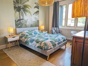 2 bedrooms, desk, iron/ironing board, travel crib