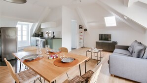 Ein modernes Loft-Apartment mit Essbereich, Küche und Wohnbereich.