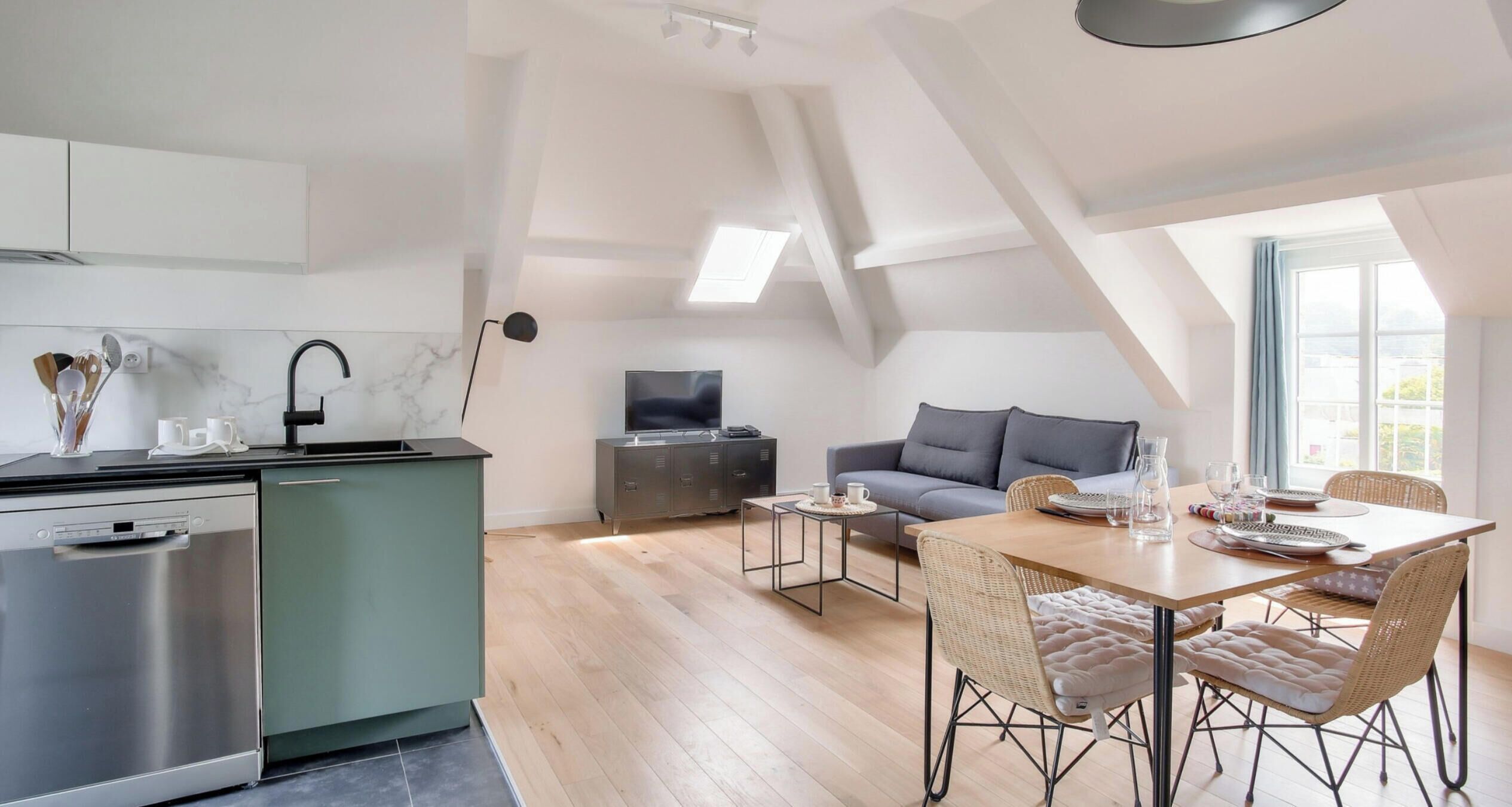 Un loft moderno con cocina, comedor y sala de estar.