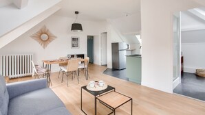 Eine moderne Wohnung mit Essbereich, Küche und Wohnraum.