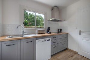 Frigorifero, microonde, forno, lavastoviglie