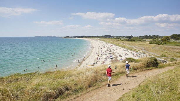 A beach with a dirt path leading to the water, a sandy beach with people, and a clear sky. - Relax and garden - Sleeps 6 - 550m from the beach (Saint-Gildas-de-Rhuys)