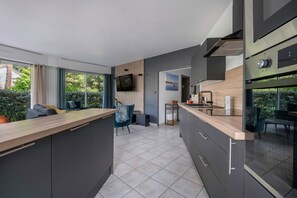 Jääkaappi, mikroaaltouuni, uuni, astianpesukone