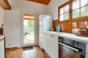 Kühlschrank, Ofen, Geschirrspüler, Wasserkocher mit Kaffee-/Teezubehör