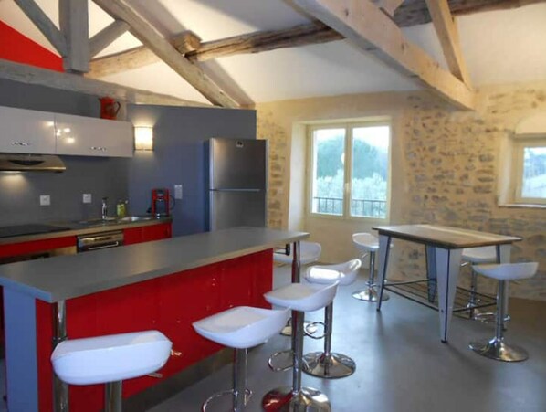 Frigorífico, microondas, horno y placa de cocina