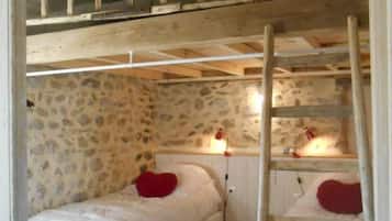 3 chambres, coffres-forts dans les chambres, fer et planche à repasser