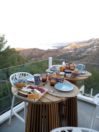Outdoor dining. Villa Valdiego