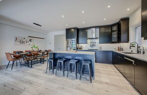 Fridge, microwave, oven, stovetop - Rivertrail Retreat - 1 of a Kind Picturesque Deck + Movie theatre + Getaway (Kitchener)