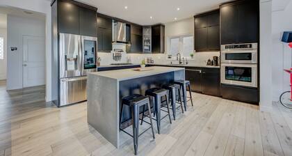 Rivertrail Retreat - 1 of a Kind Picturesque Deck + Movie theatre + Getaway