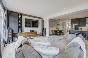 Smart TV, video games, books, music library - Rivertrail Retreat - 1 of a Kind Picturesque Deck + Movie theatre + Getaway (Kitchener)