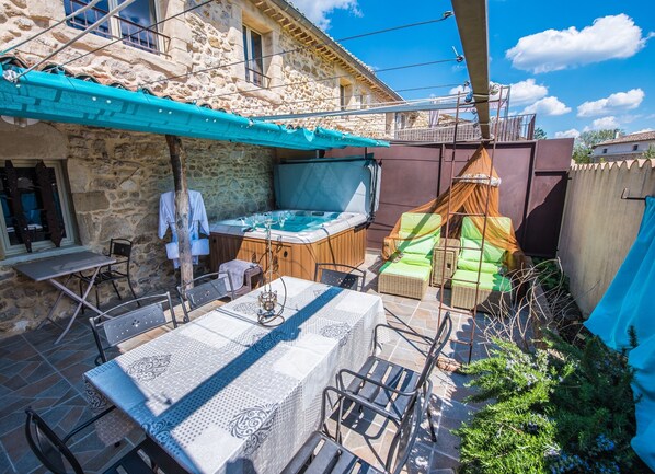 Outdoor dining - Gîte Standing Avec Jacuzzi Privatif (Allègre-les-Fumades)