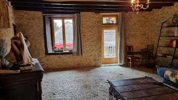 Télévision, cheminée, lecteur de DVD, livres