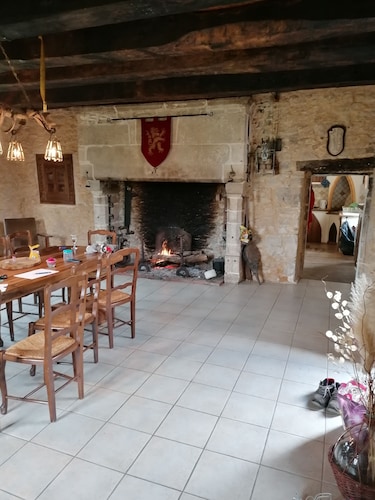 Maison Medievale, Atypique à Proximité de Sites Touristiques Majeurs