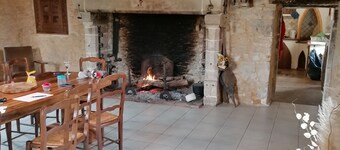 Maison Medievale, Atypique à Proximité de Sites Touristiques Majeurs