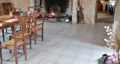 Maison Medievale, Atypique à Proximité de Sites Touristiques Majeurs