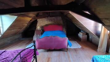 4 bedrooms, travel crib, internet, bed sheets