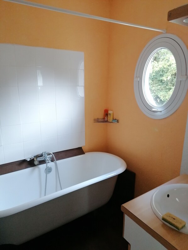 Douche, sèche-cheveux, serviettes fournies