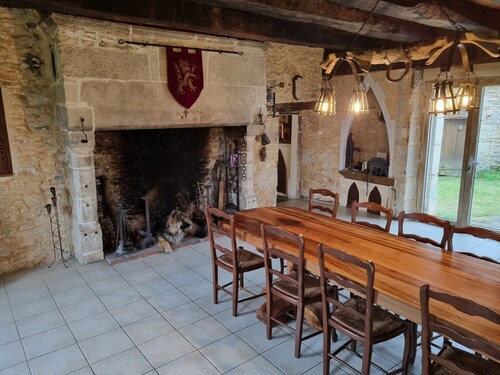 Maison Medievale, Atypique à Proximité de Sites Touristiques Majeurs