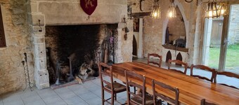 Maison Medievale, Atypique à Proximité de Sites Touristiques Majeurs