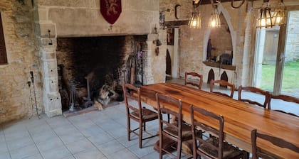 Maison Medievale, Atypique à Proximité de Sites Touristiques Majeurs