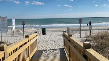 Na praia, espreguiçadeiras, toalhas de praia