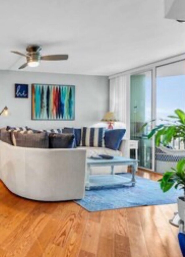 Smart TV, chimenea, libros y estéreo