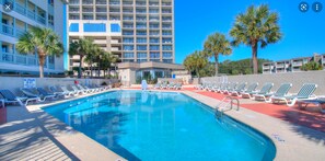 Alberca techada y alberca al aire libre