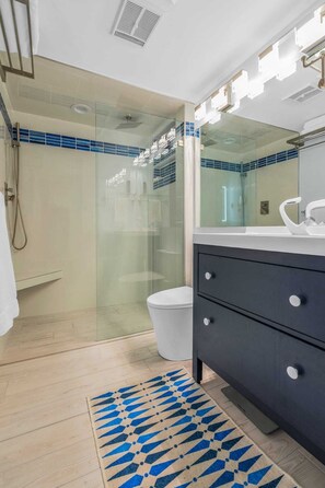 Regadera, amenidades de baño ecológicas, secadora de cabello, toallas