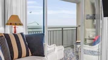 Smart TV, lareira, livros, aparelho de som