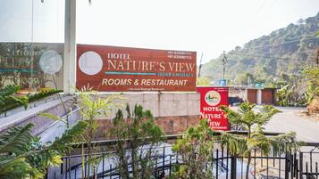 Señal de Hotel Nature's View, que indica que ofrece habitaciones y un restaurante.