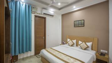 Deluxe Room | 1 bedroom, desk, soundproofing, free WiFi