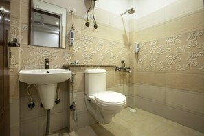 Habitación estándar | Baño | Regadera, amenidades de baño gratuitas, toallas, jabón 