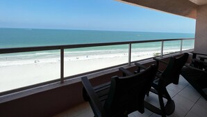 Een balkon met uitzicht op het strand en de oceaan.
