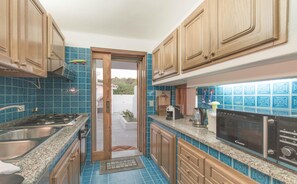 Microwave, oven, cookware/dishes/utensils, spices