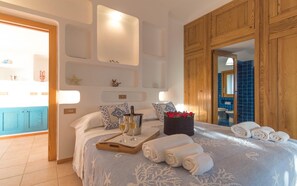 8 bedrooms, travel cot, bed sheets