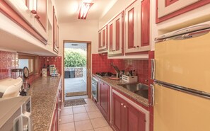 Mikrowelle, Ofen, Kochgeschirr/Geschirr/Besteck, Gewürze