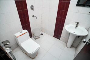 Deluxe Double Room | Bathroom | Shower, towels