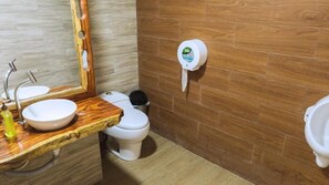 Chambre Double Deluxe | Salle de bain | Ensemble douche/baignoire, douche à « effet pluie », serviettes fournies