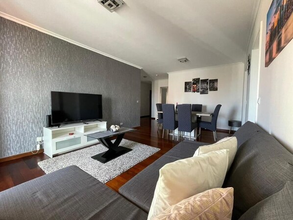 TV - beautiful apartment with a spectacular view and a very calm area (Caniço)