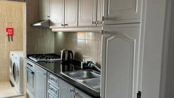 Fridge, oven, coffee/tea maker, electric kettle