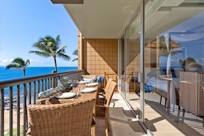 Outdoor dining - Mana Kai Kihei condo w/ pools, hot tub and lanai, summer deal (Kihei)