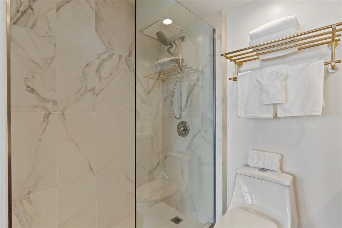 Combined shower/tub, hair dryer, towels