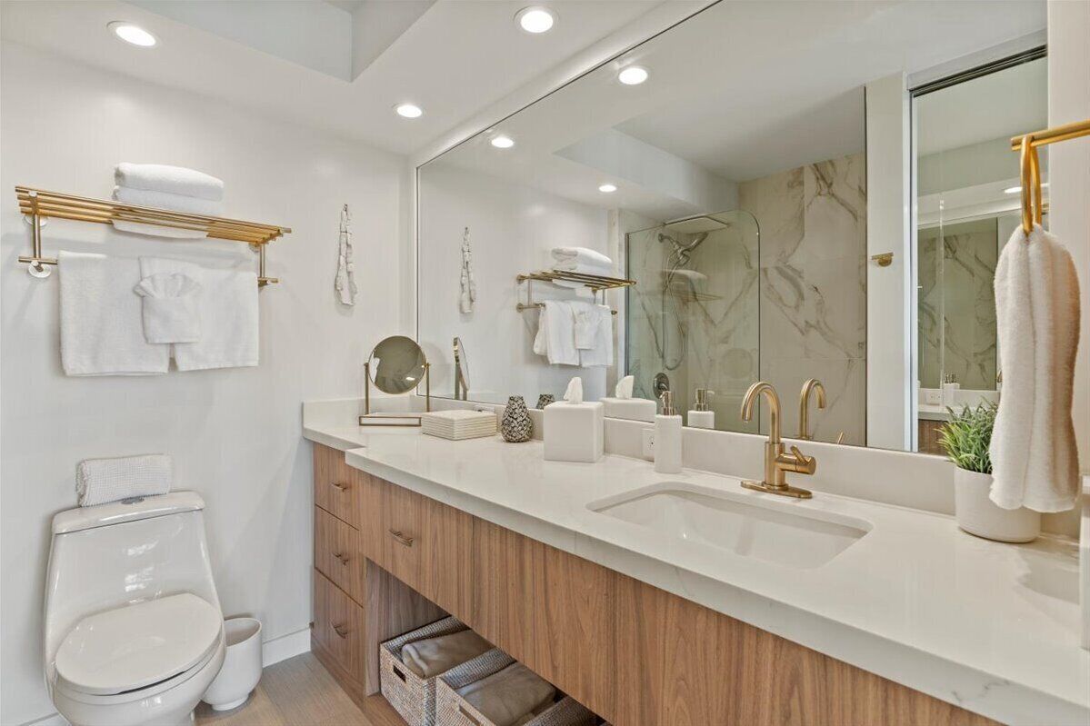 Combined shower/tub, hair dryer, towels