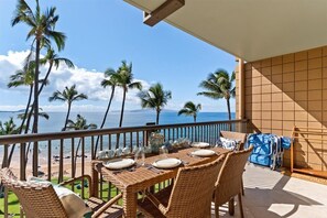 Outdoor dining - Luxurious 2BR Mana Kai Retreat: Panoramic Ocean Views, Modern Amenities (Kihei)