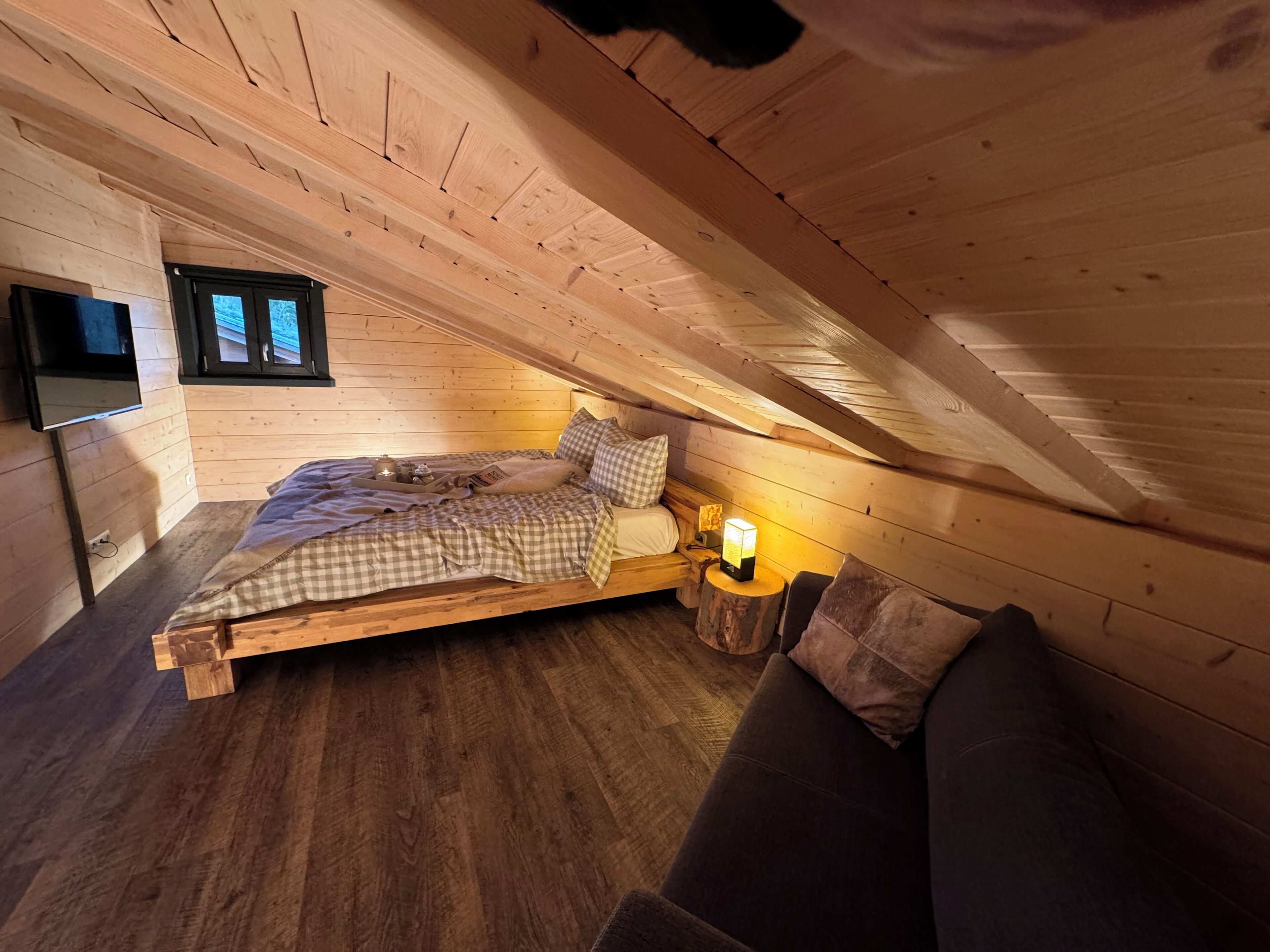 2 chambres, coffres-forts dans les chambres, fer et planche à repasser