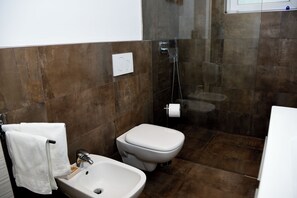 Shower, hair dryer, bidet, towels - CASA VACANZE GELSOMINO (Cattolica)