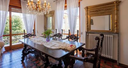 Villa Gabri 1 surrounded by greenery for families within walking distance of the lake and the center