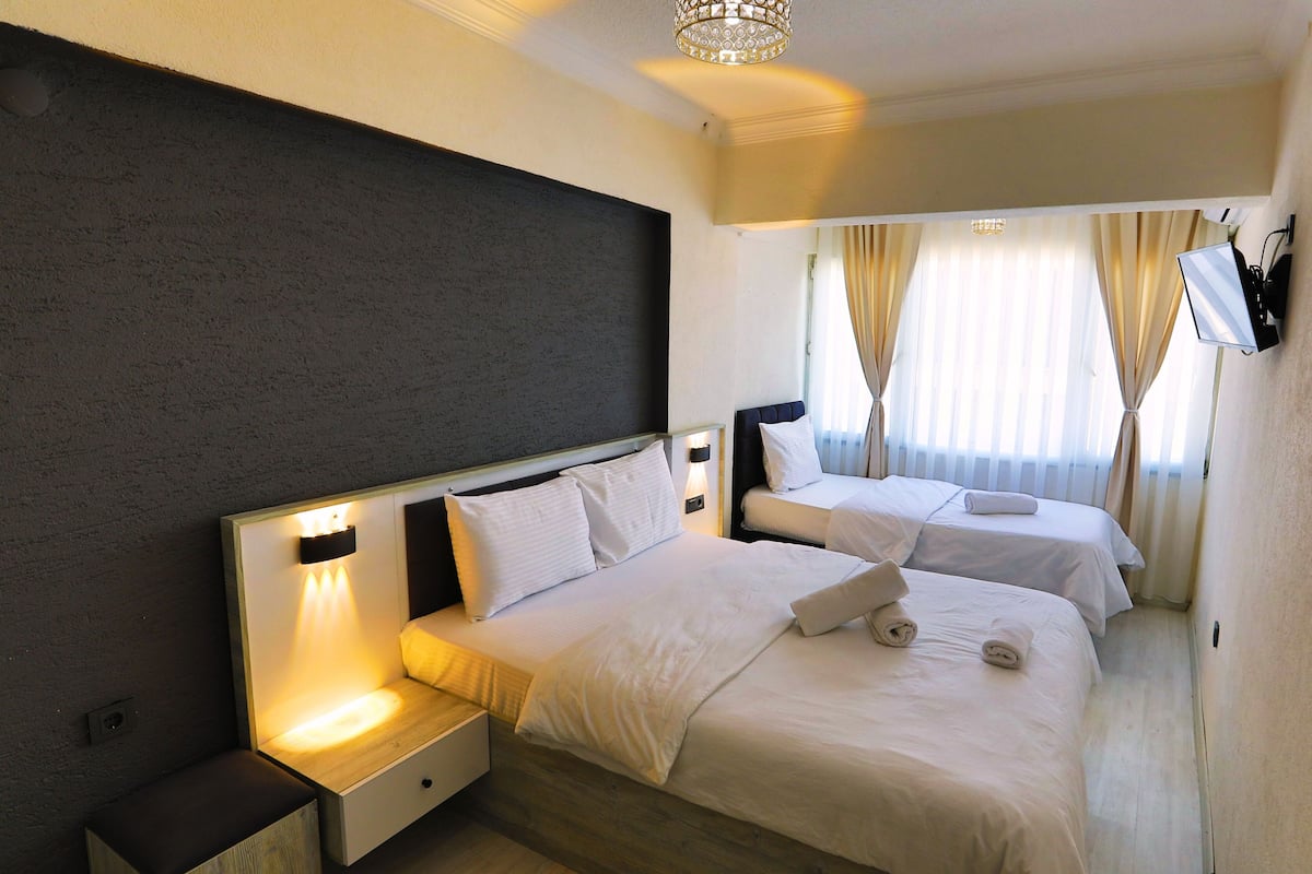 Economy Triple Room | In-room safe, individually decorated, individually furnished, desk