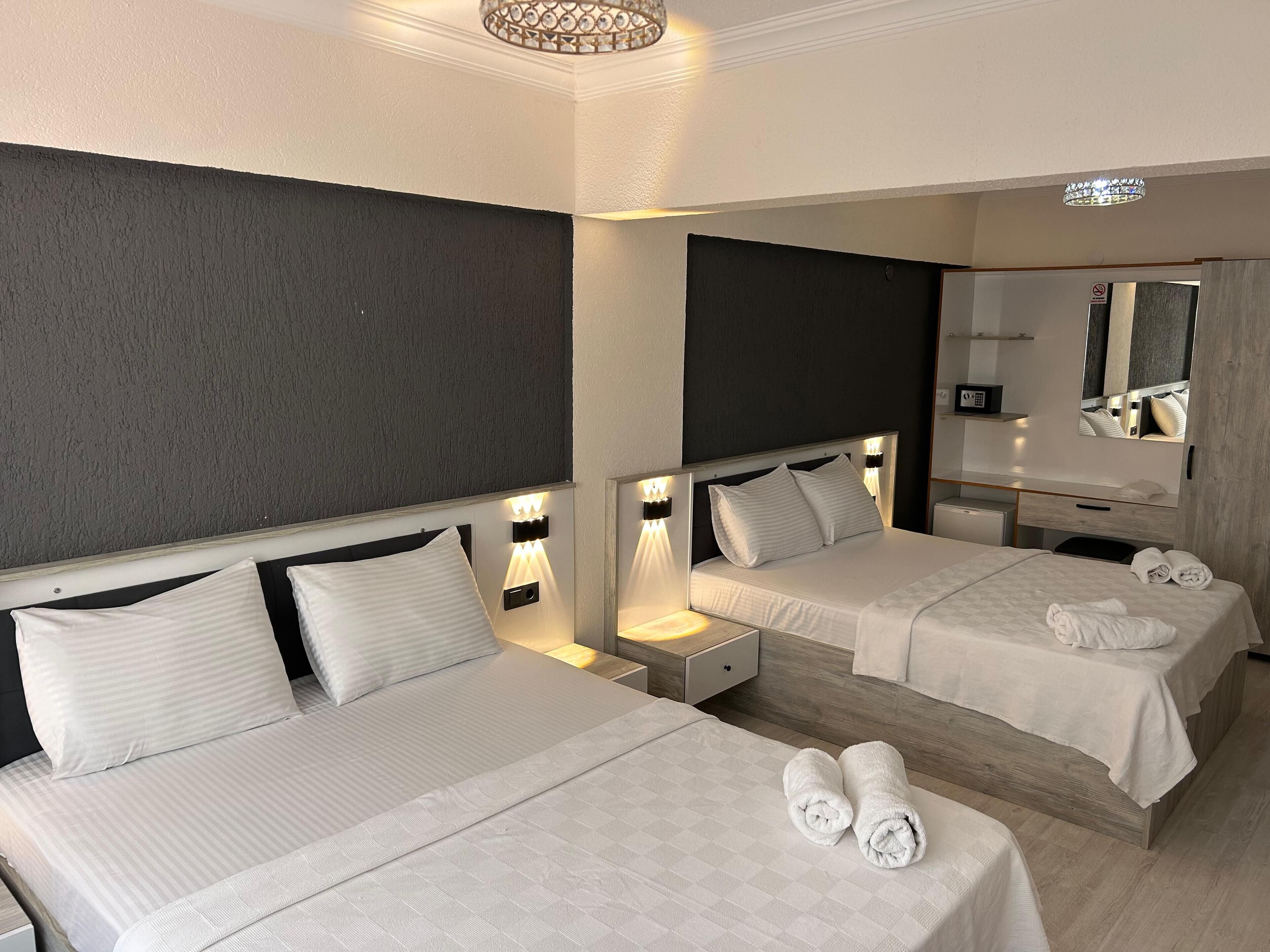 خزنة داخل الغرفة وبديكورات فريدة لكل غرفة وطراز فريد لكل وحدة ومكتب