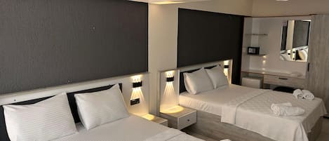 Standard-Vierbettzimmer | Zimmersafe, individuell dekoriert, individuell eingerichtet